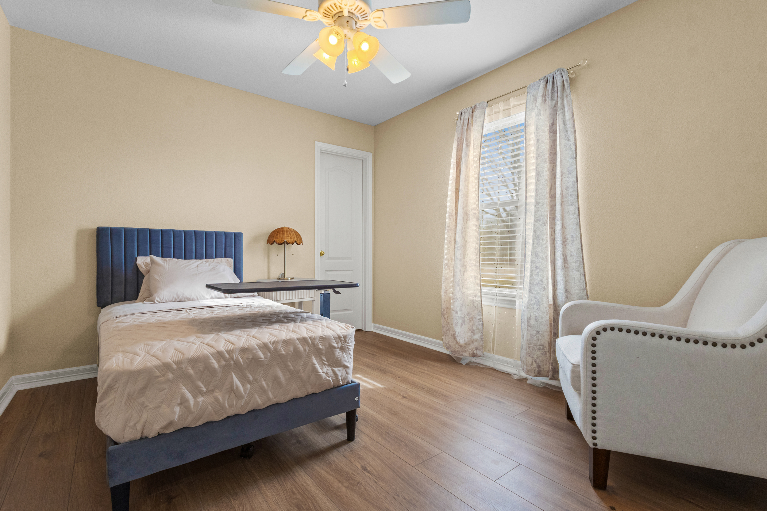 11_bedroom.jpg