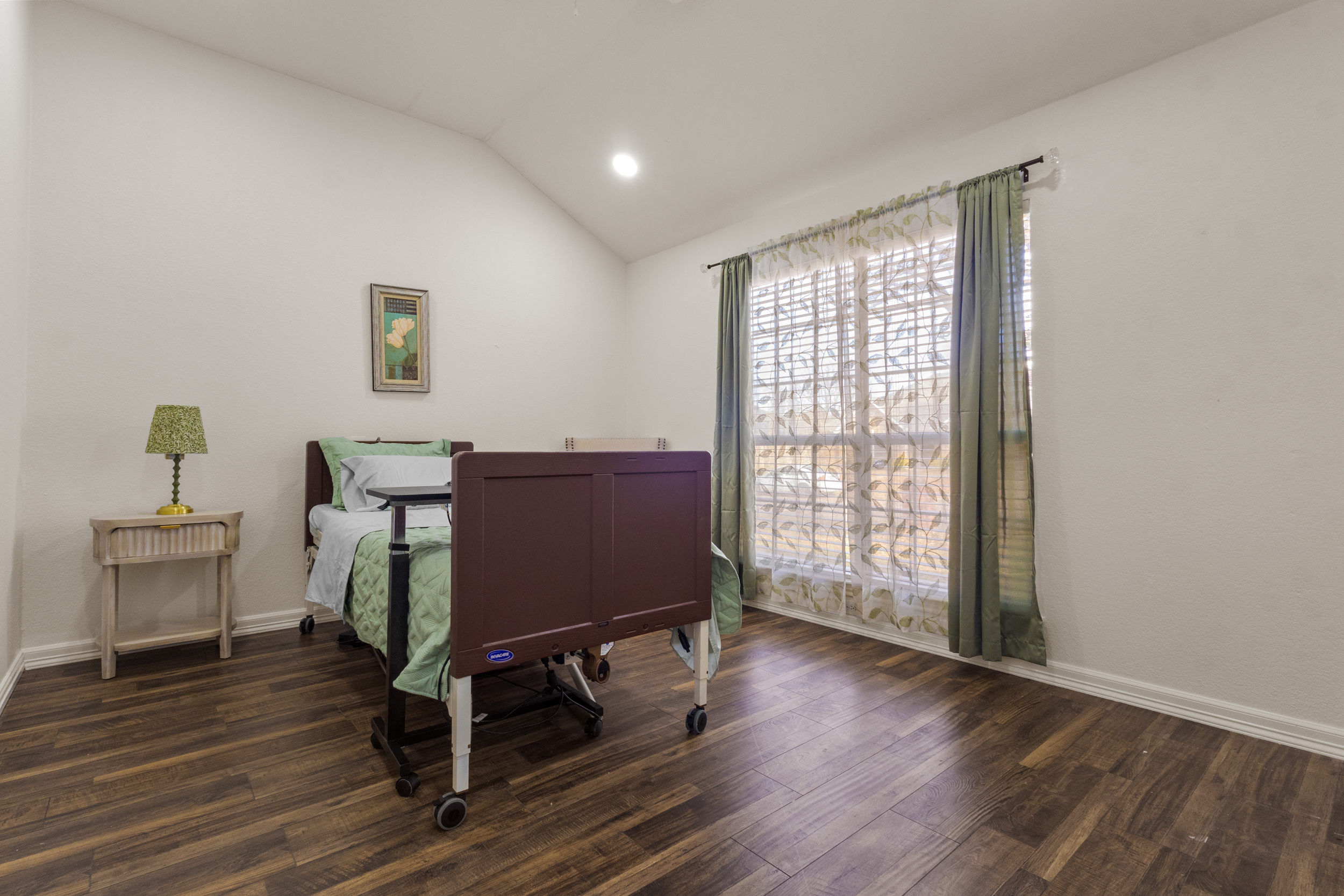 9_bedroom.jpg